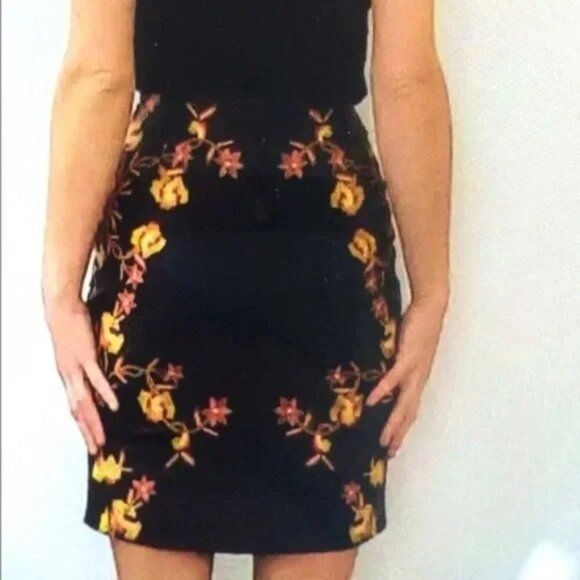 🍂 🍁 Black Leather Floral Leaves Embroidered Pencil Skirt with Center Slit - Picture 7 of 15